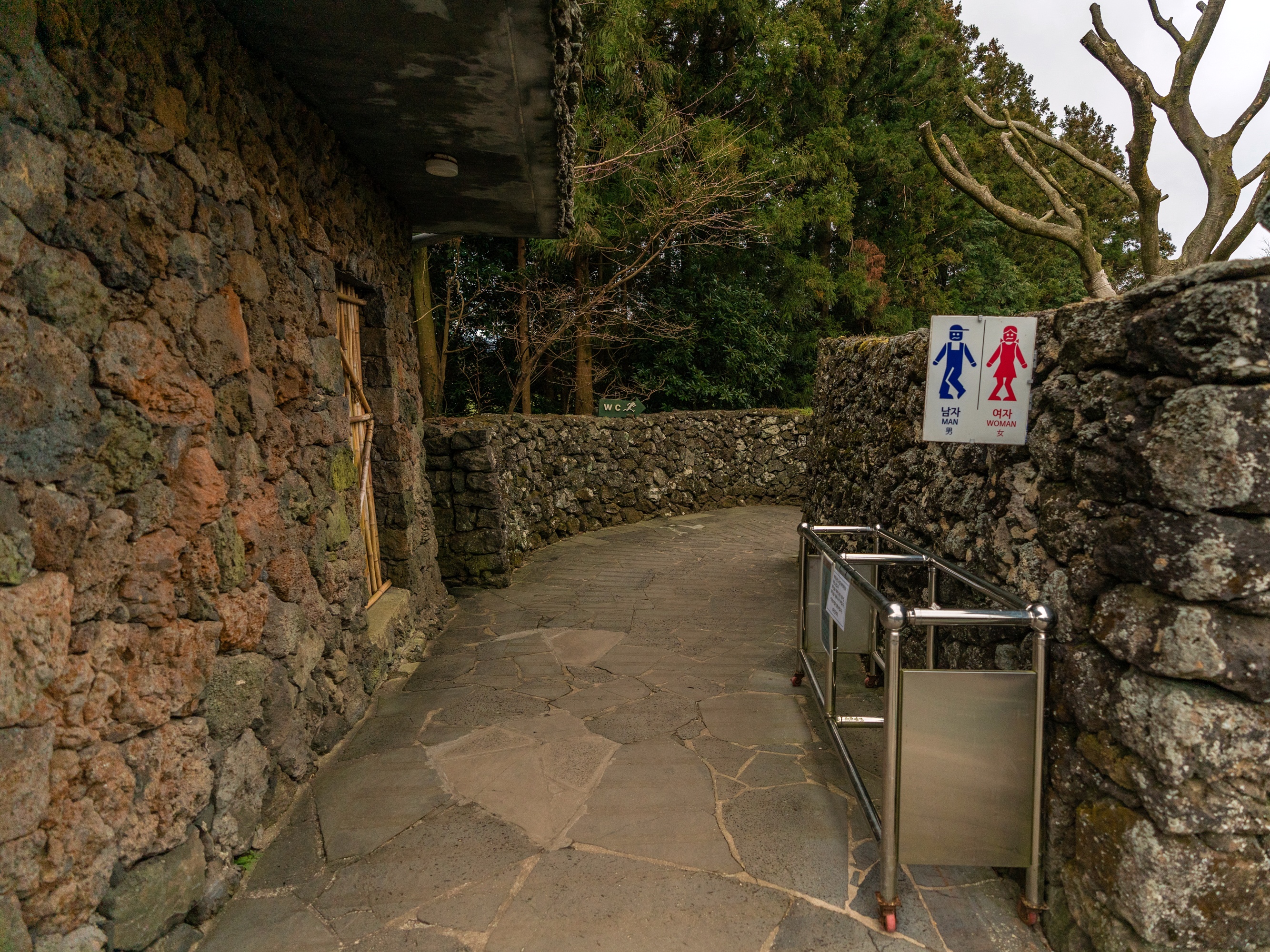 매점 맞은편 화장실_외부.jpg
